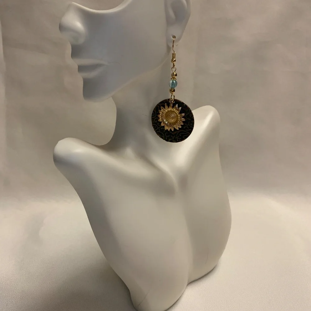 NWT! Attractive Round Layered Gold Tone Sunflower Dangle Earrings!